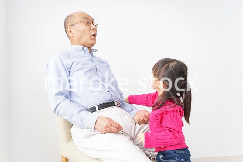 子供と遊ぶおじいちゃん