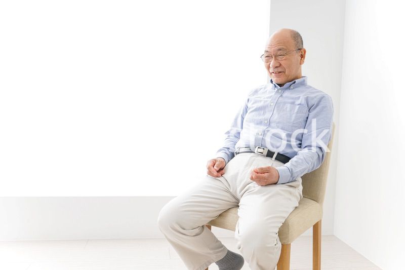 イスに座る高齢の男性