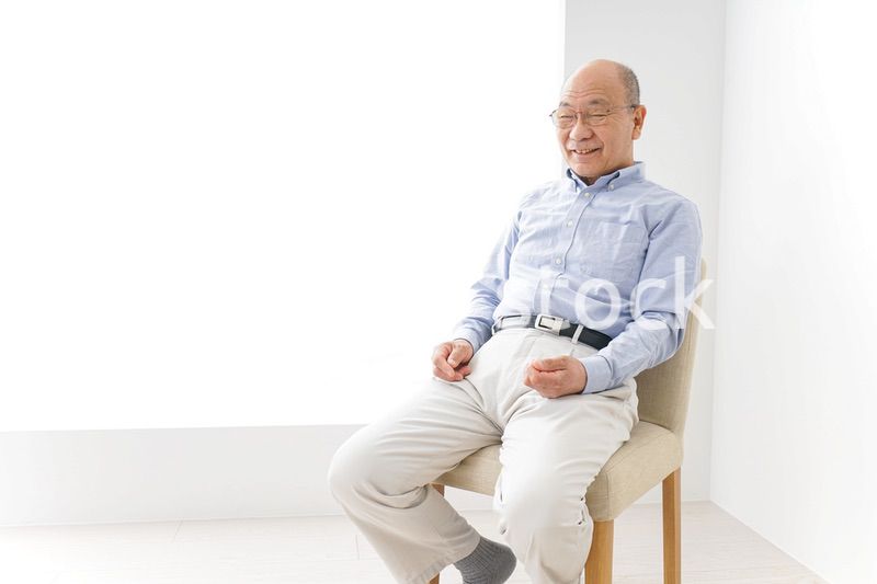 イスに座る高齢の男性