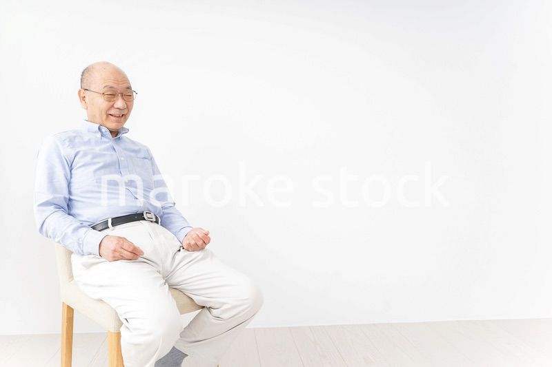イスに座る高齢の男性