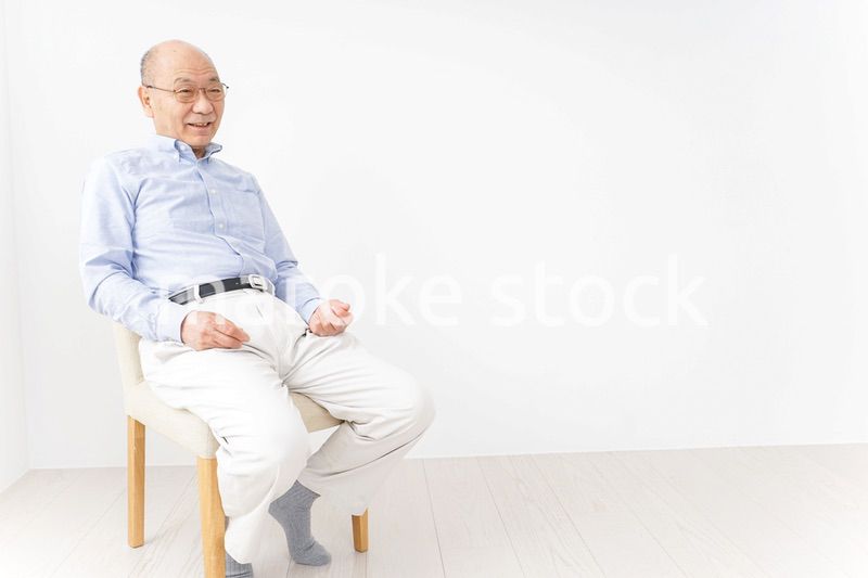 イスに座る高齢の男性