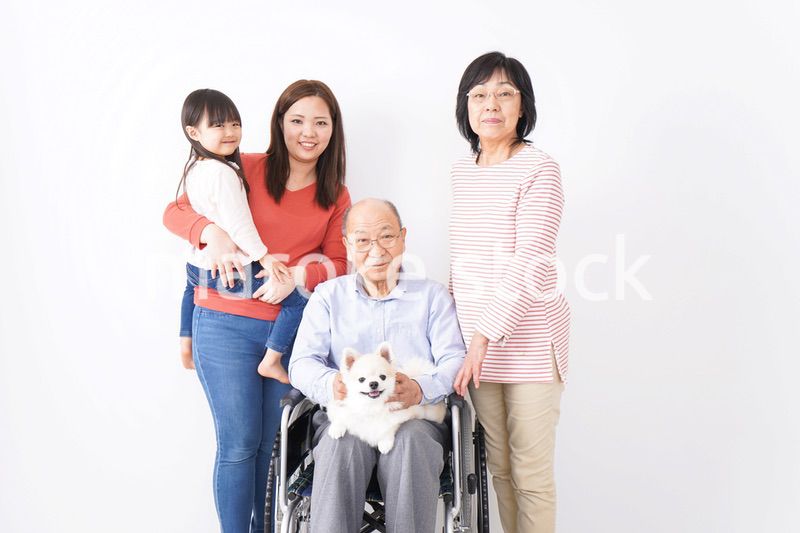 幸せな家族の集合写真