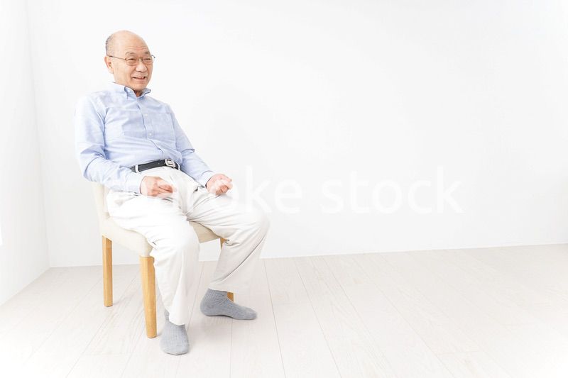 イスに座る高齢の男性