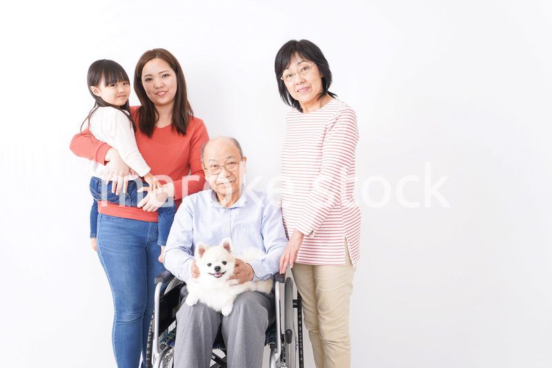 幸せな家族の集合写真