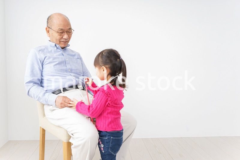 子供と遊ぶおじいちゃん