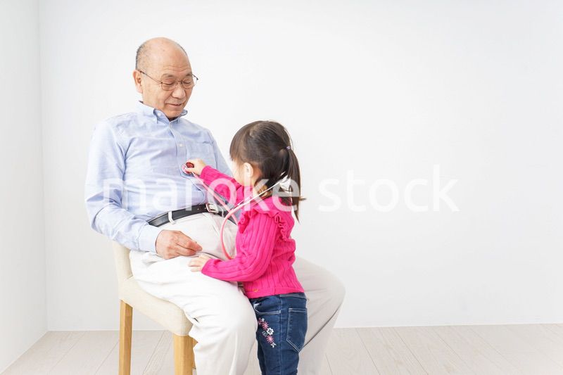 子供と遊ぶおじいちゃん