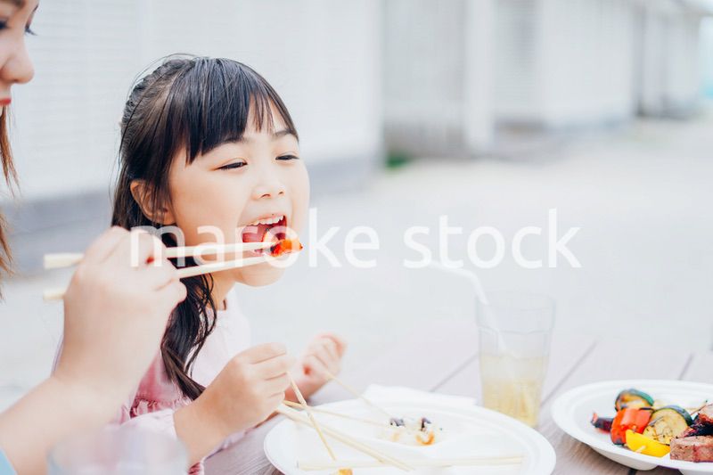 レジャーを楽しむ女の子とお母さん