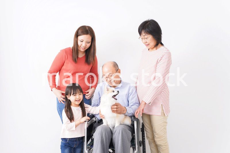 幸せな家族の集合写真