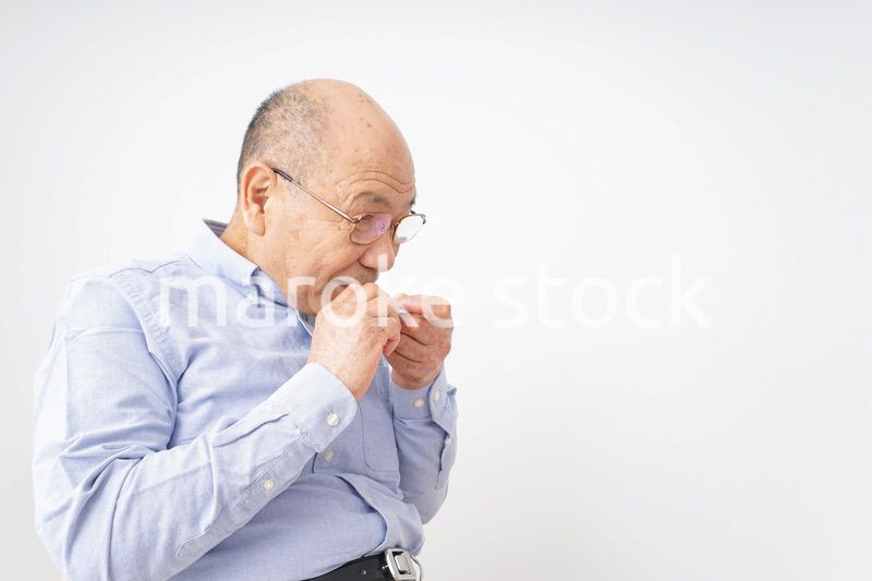 イスに座る高齢の男性