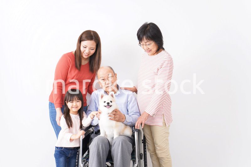 幸せな家族の集合写真