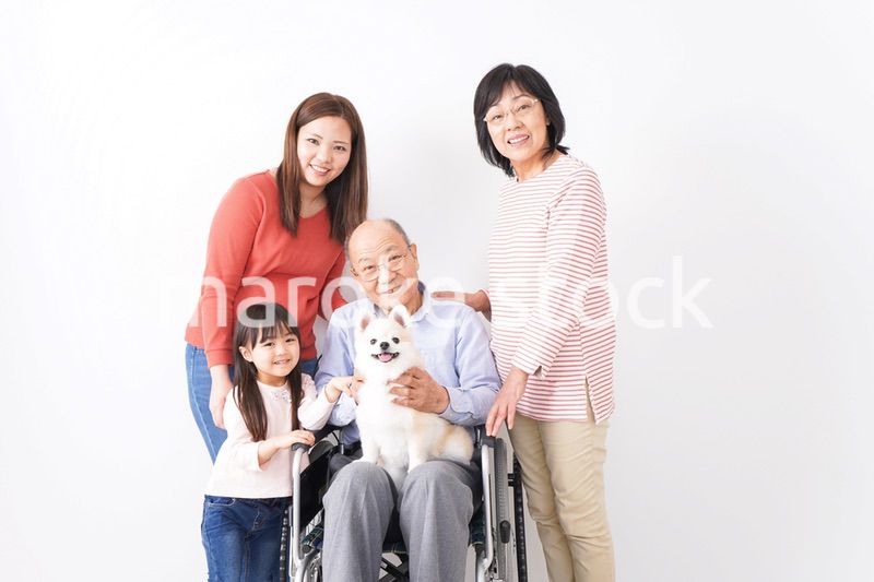 幸せな家族の集合写真