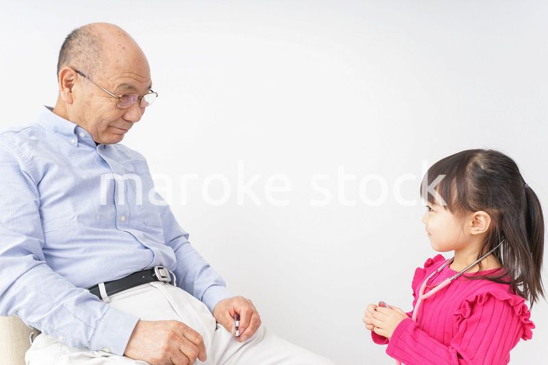 子供と遊ぶおじいちゃん