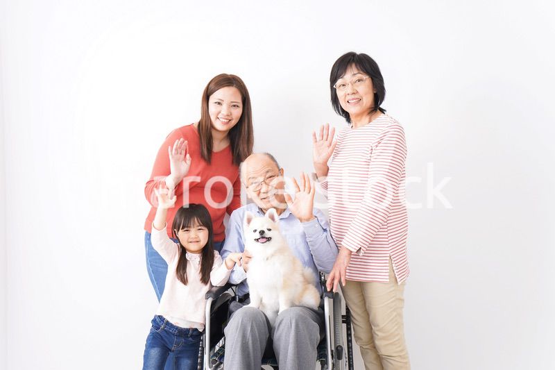 幸せな家族の集合写真