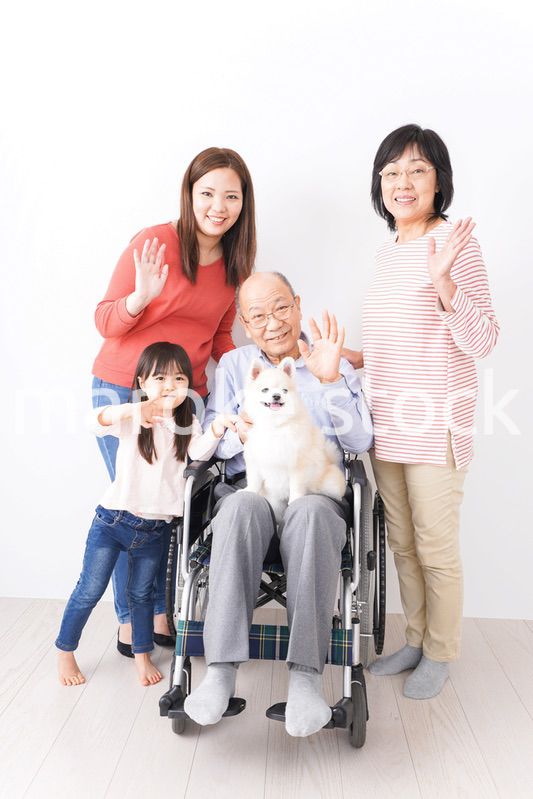 幸せな家族の集合写真