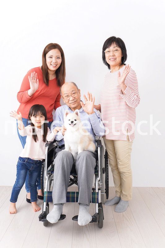 幸せな家族の集合写真