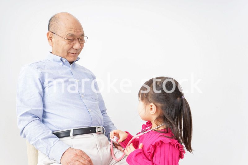 子供と遊ぶおじいちゃん