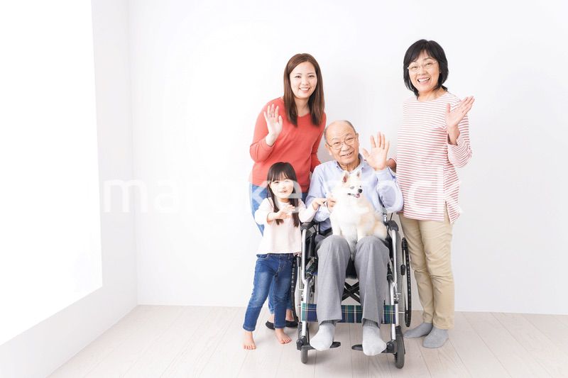 幸せな家族の集合写真