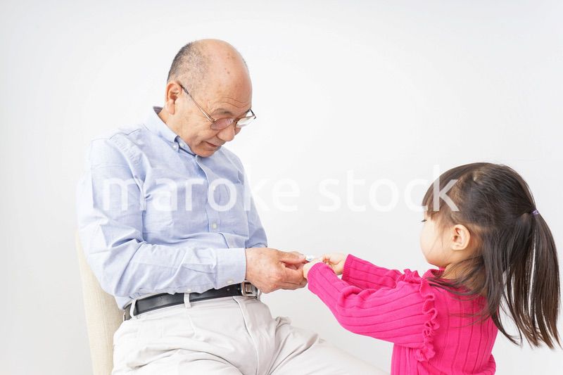 子供と遊ぶおじいちゃん