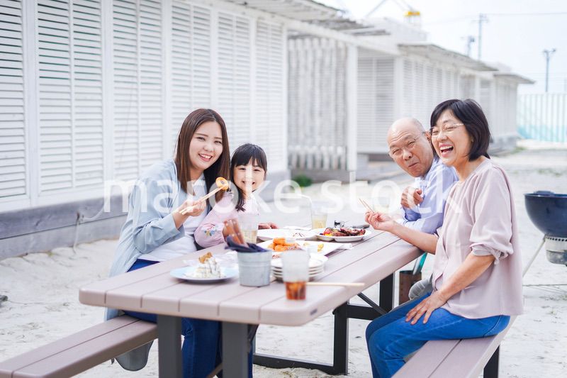 家族でバーベキューをする幸せな家庭