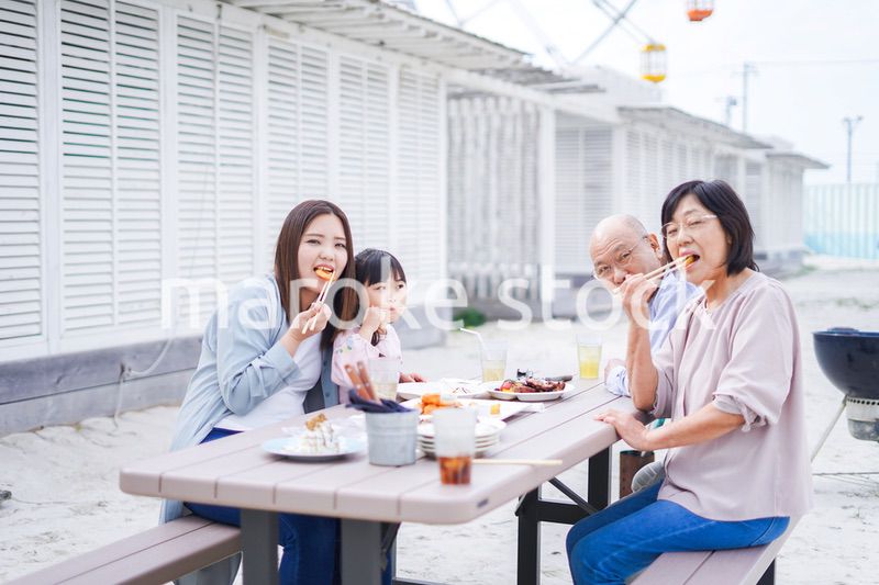 家族でバーベキューをする幸せな家庭
