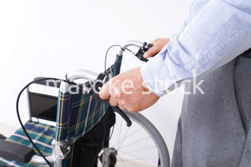 車椅子に乗る高齢の男性
