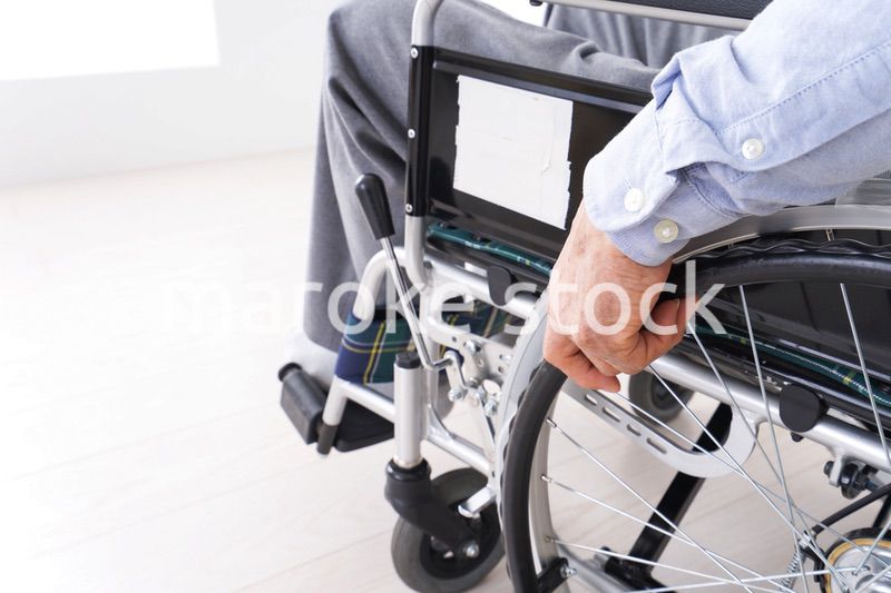 車椅子に乗る高齢の男性