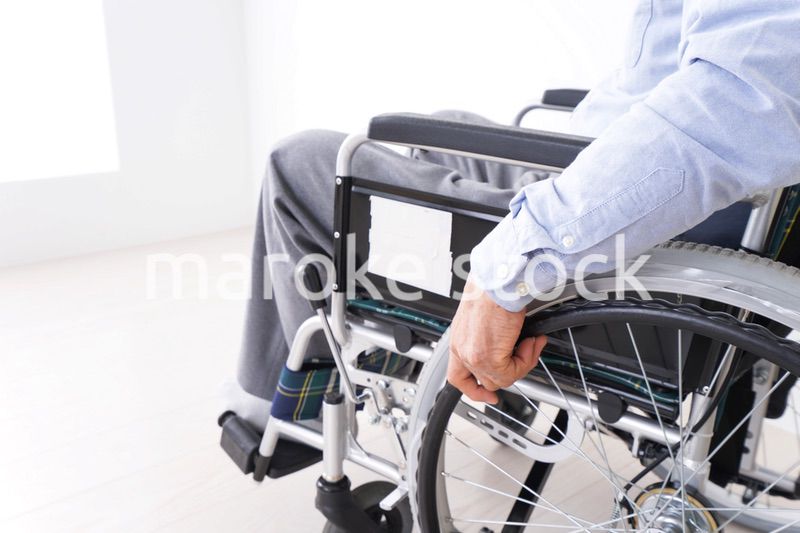 車椅子に乗る高齢の男性
