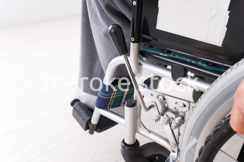 車椅子に乗る高齢の男性