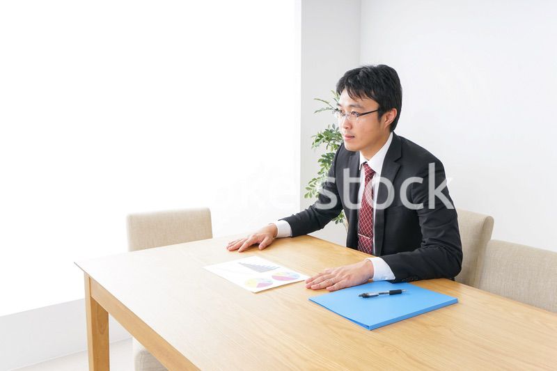 デスクワークをするビジネスマン