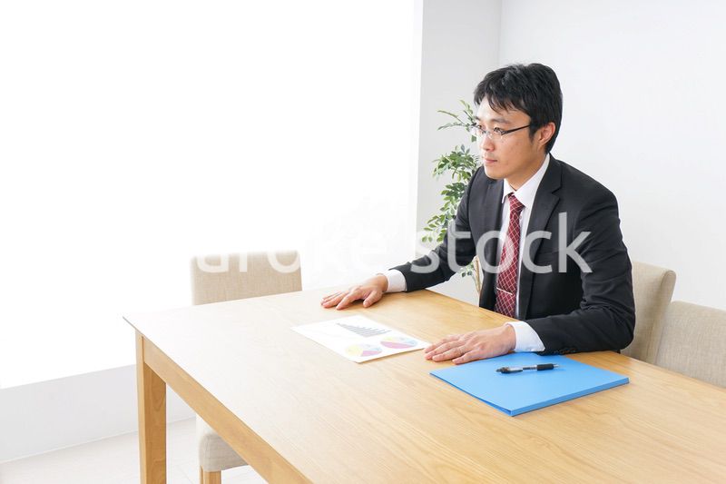 デスクワークをするビジネスマン