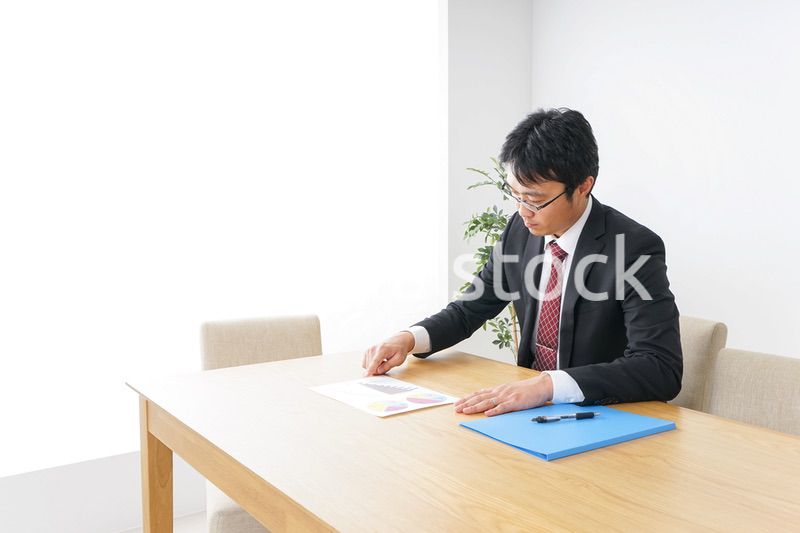 デスクワークをするビジネスマン