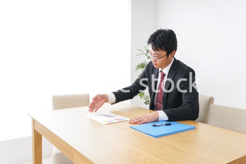 デスクワークをするビジネスマン