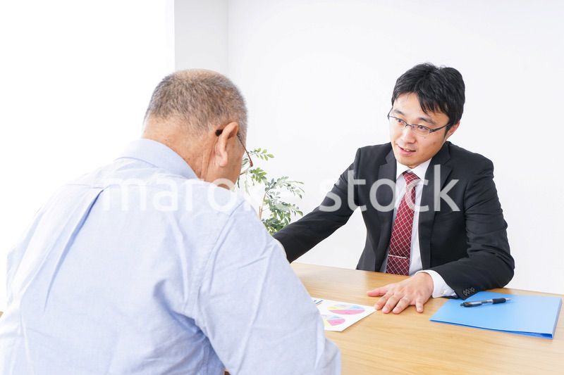 高齢夫婦と営業マン