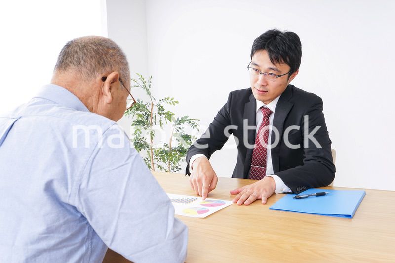 高齢夫婦と営業マン