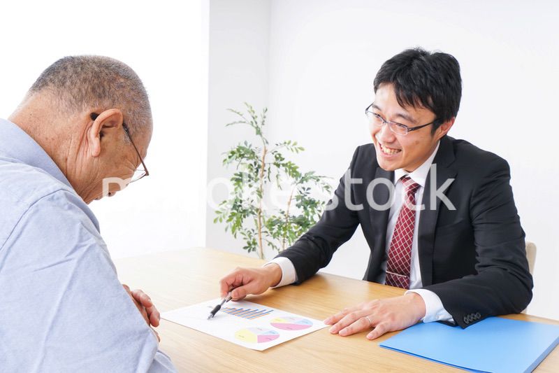 高齢夫婦と営業マン