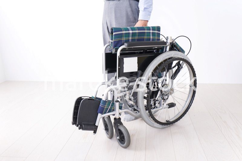 車椅子に乗る高齢の男性