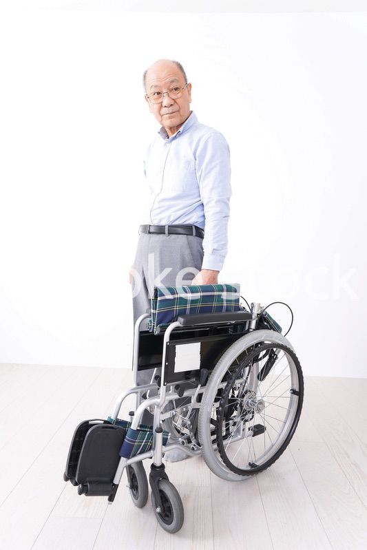 車椅子に乗る高齢の男性