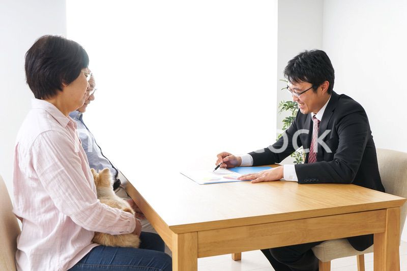 高齢者夫婦と営業マン