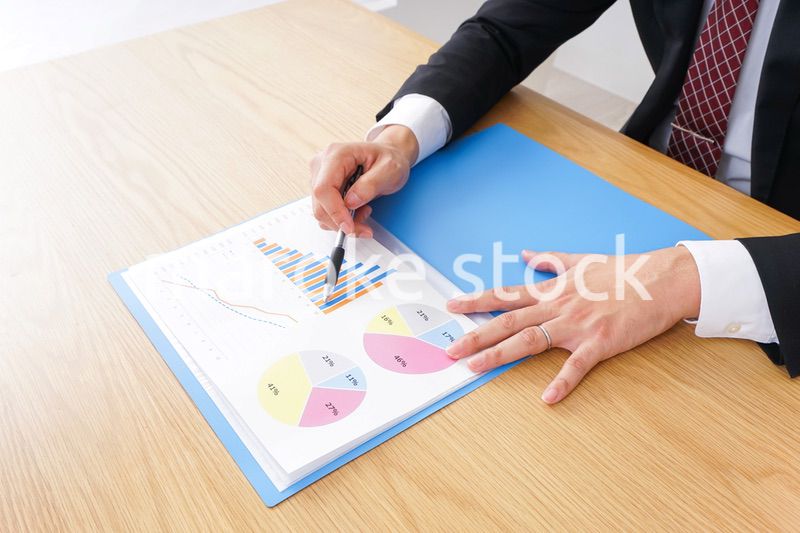 高齢夫婦と営業マン