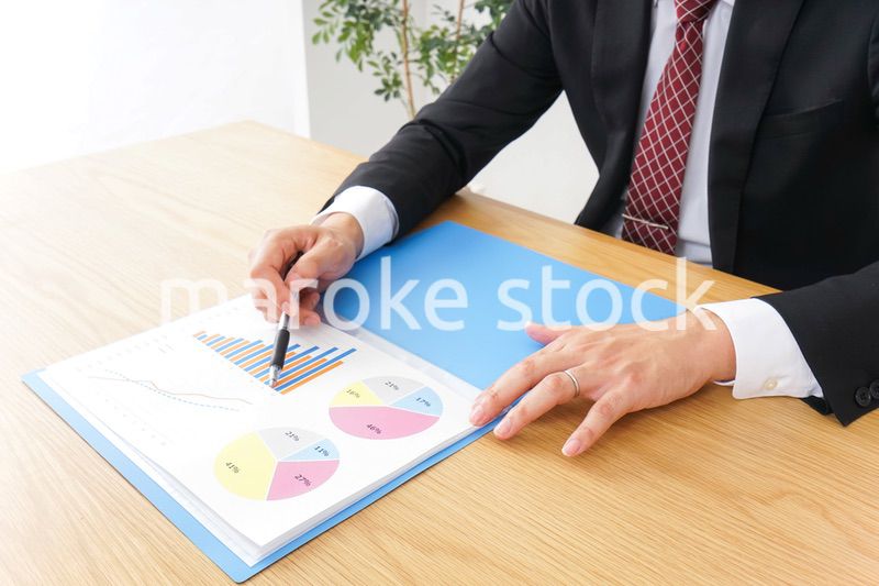 高齢者夫婦と営業マン