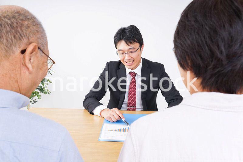 高齢夫婦と営業マン