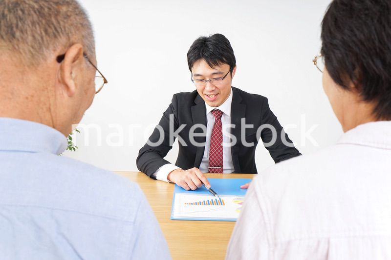 高齢者夫婦と営業マン