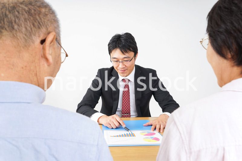 高齢者夫婦と営業マン