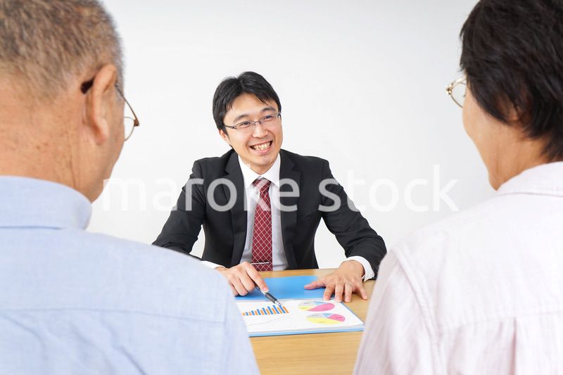 高齢者夫婦と営業マン