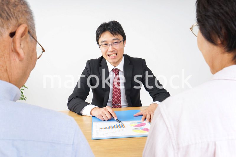 高齢者夫婦と営業マン