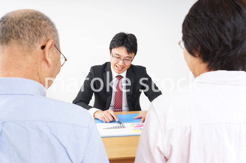 高齢者夫婦と営業マン