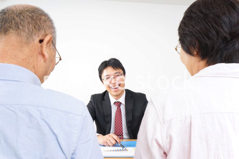 高齢者夫婦と営業マン