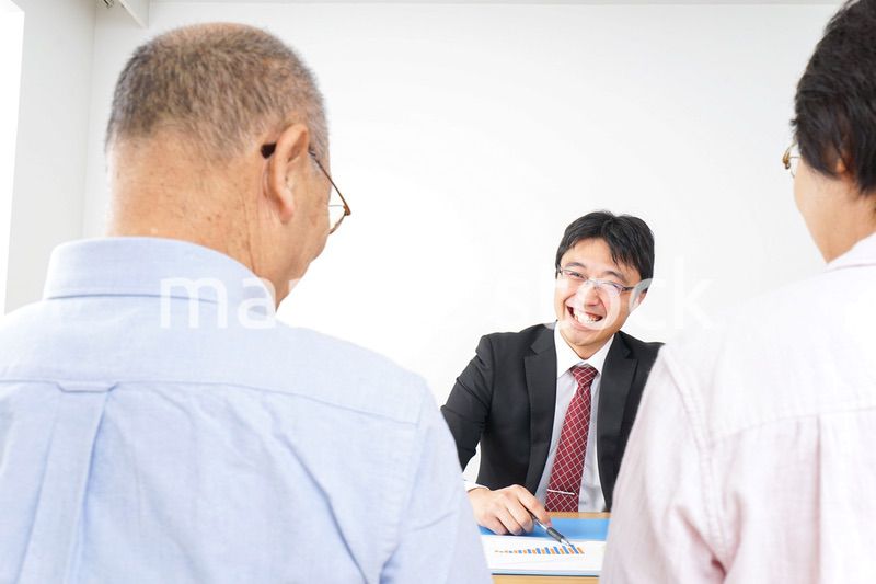 高齢者夫婦と営業マン