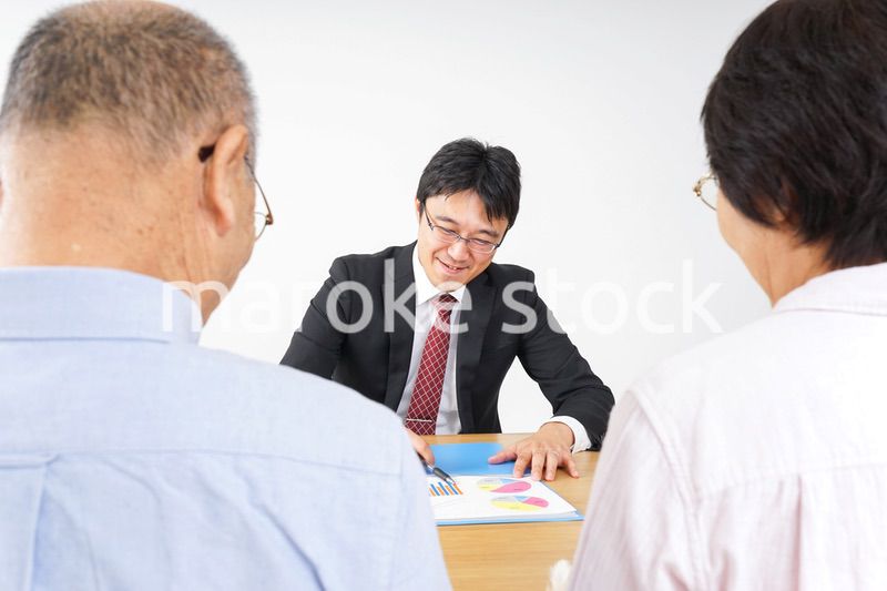 高齢者夫婦と営業マン