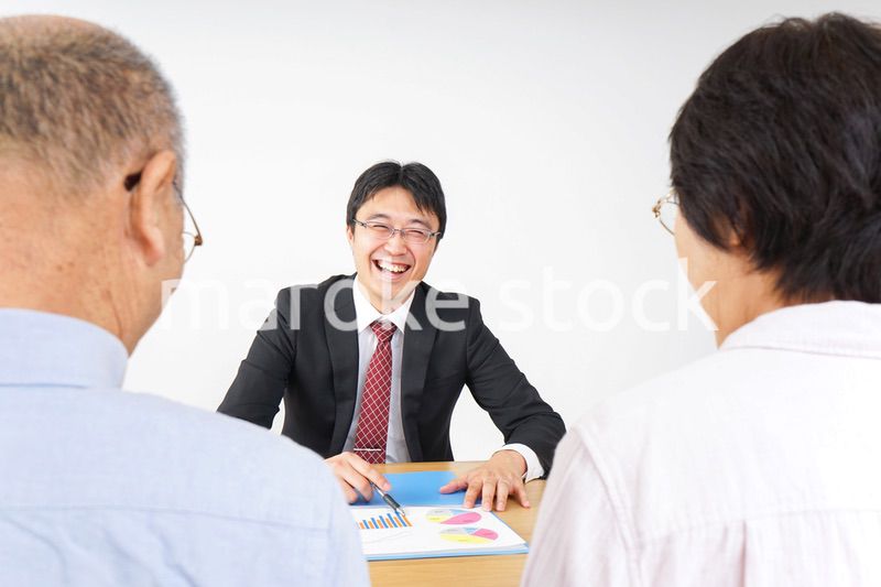 高齢者夫婦と営業マン